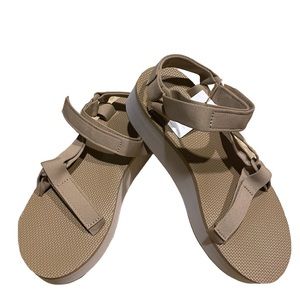 NEW Teva Flatform Universal sandal tan white size 10 women’s